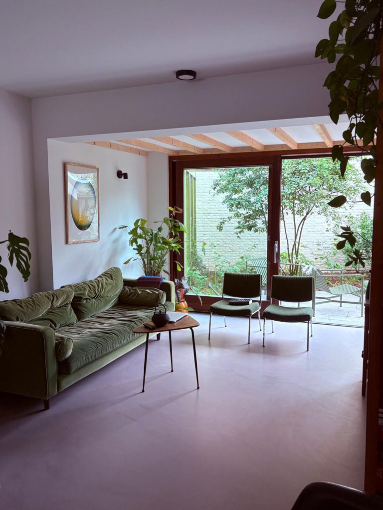 Modern interieur met natuurlijke accenten. 