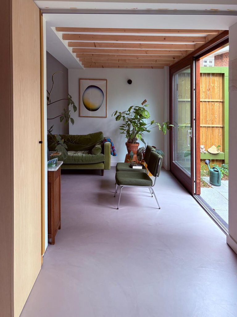 Doorzicht vanuit de slaapkamer naar de woonkamer.