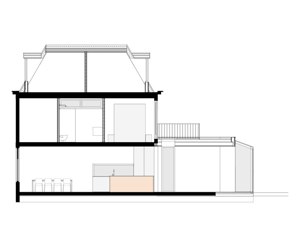 Doorsnede van de woning met de nieuwe aanbouw aan de achterzijde. 